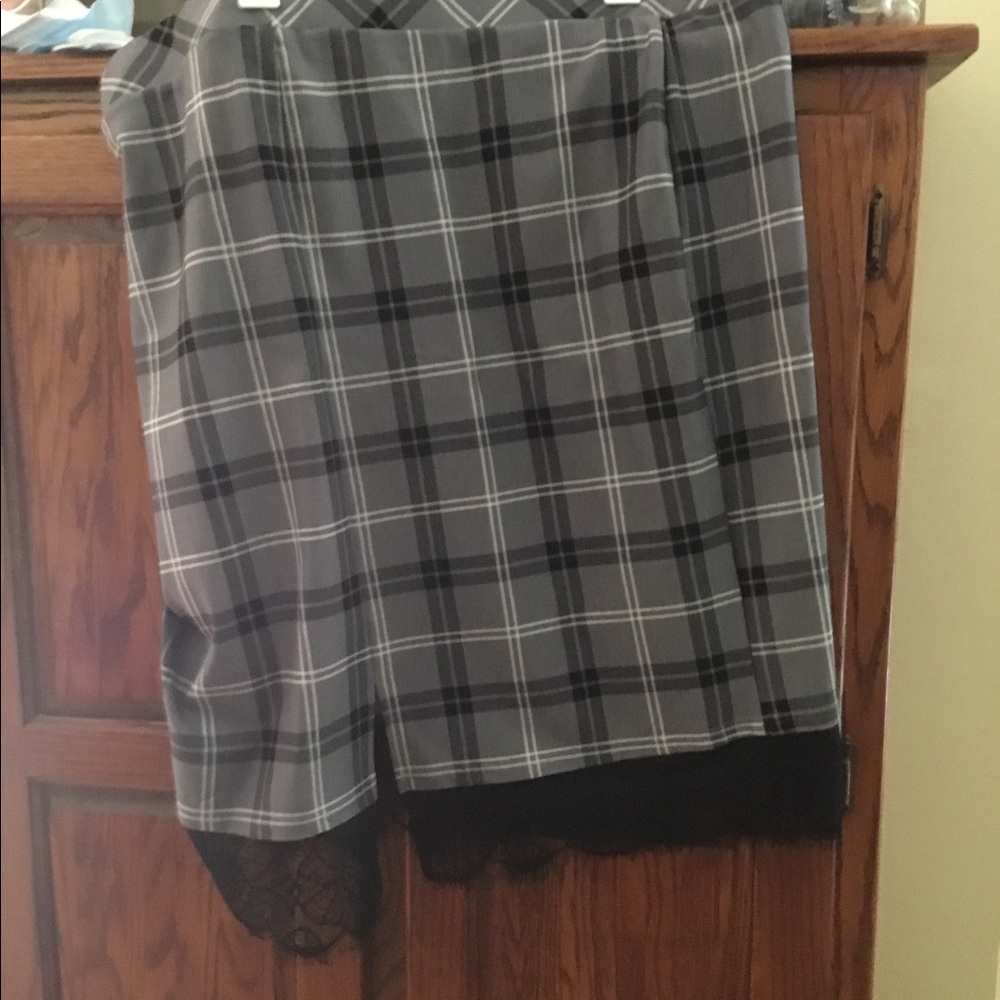Torrid size 3 black/grey plaid skirt NWT